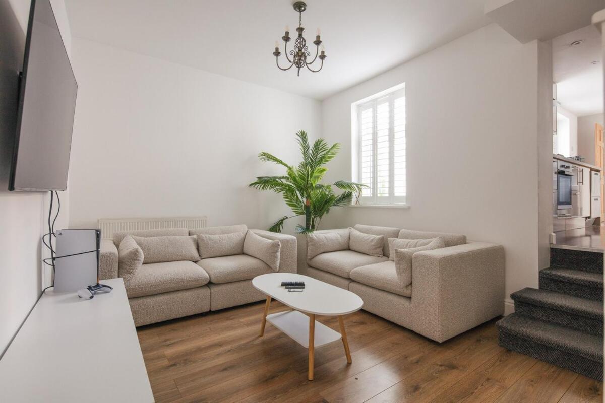 Spacious 3 Bedroom Home With Ps5 And Pool Table Near O2 Arena Canary Wharf And Elizabeth Line To Central Londra Exterior foto