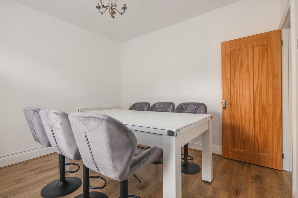 Spacious 3 Bedroom Home With Ps5 And Pool Table Near O2 Arena Canary Wharf And Elizabeth Line To Central Londra Exterior foto