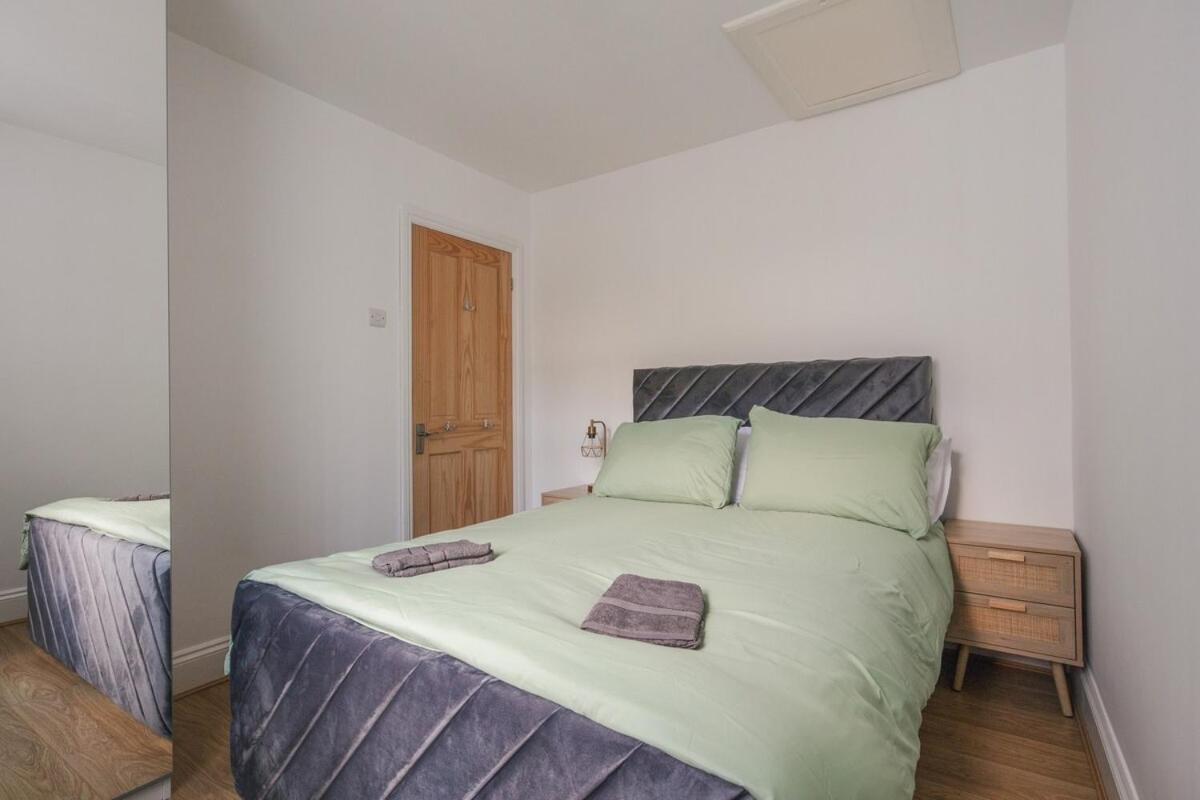 Spacious 3 Bedroom Home With Ps5 And Pool Table Near O2 Arena Canary Wharf And Elizabeth Line To Central Londra Exterior foto