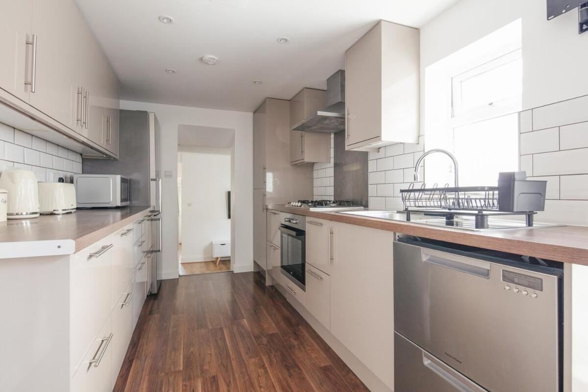 Spacious 3 Bedroom Home With Ps5 And Pool Table Near O2 Arena Canary Wharf And Elizabeth Line To Central Londra Exterior foto